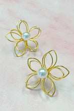 Load image into Gallery viewer, Flower Art With Pearl Stud Earrings