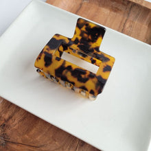 Load image into Gallery viewer, Carly Hair Claw  - Tortoise
