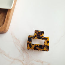 Load image into Gallery viewer, Carly Hair Claw  - Tortoise
