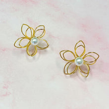 Load image into Gallery viewer, Flower Art With Pearl Stud Earrings
