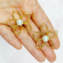 Load image into Gallery viewer, Flower Art With Pearl Stud Earrings
